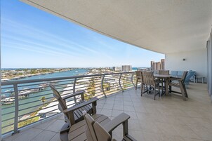 Apartamento superior, 2 habitaciones, balcón, vistas a la bahía | Balcón