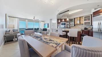 Superior Condo, 2 Bedrooms, Balcony, Bay View | In-room dining