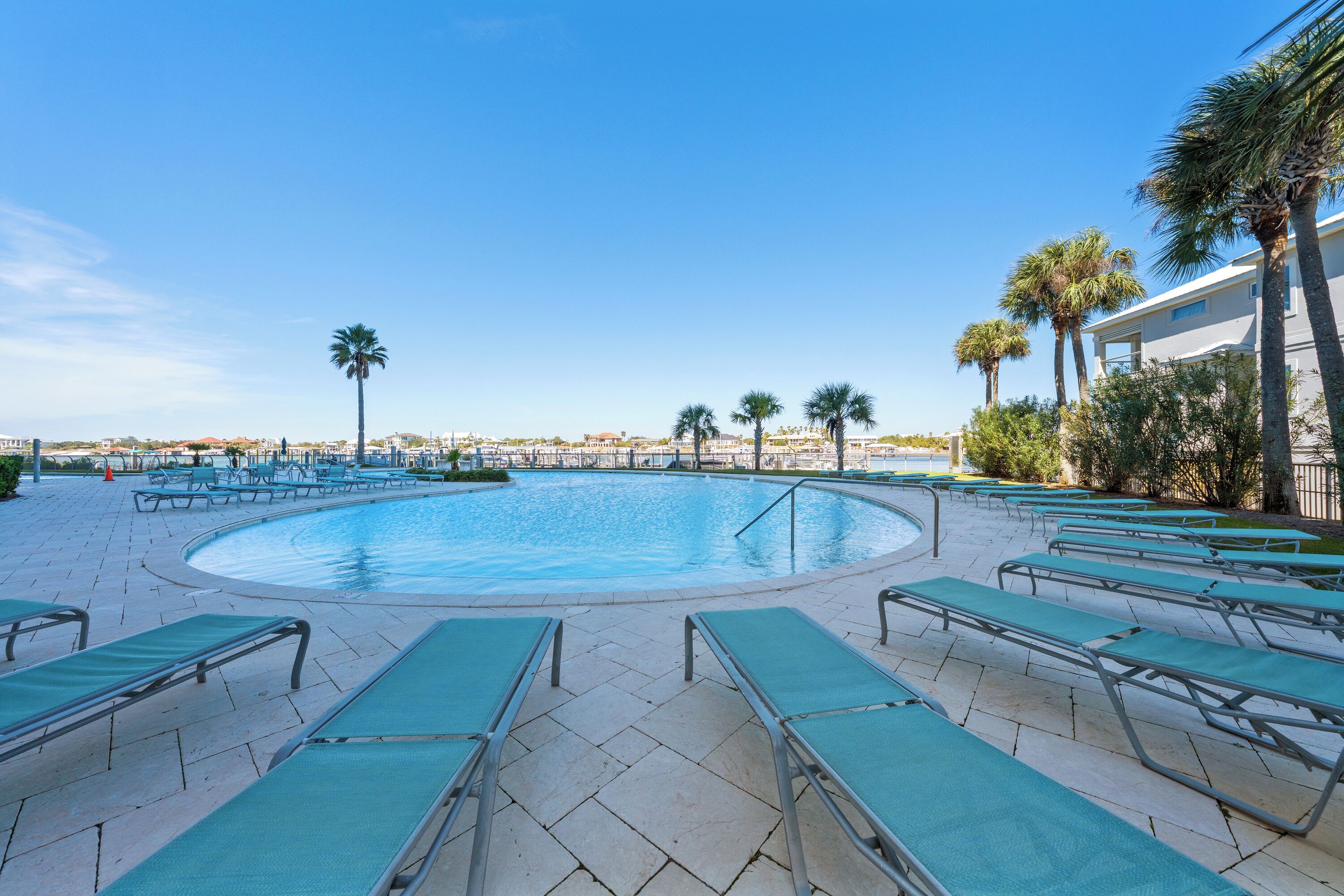 Una piscina cubierta, una piscina al aire libre