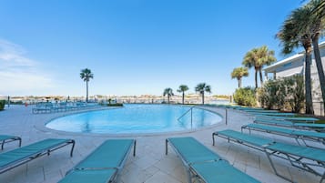 Una piscina cubierta, una piscina al aire libre