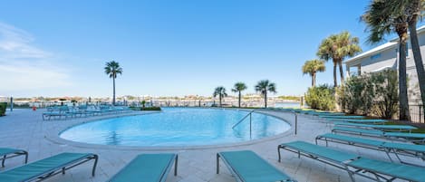 Piscine intérieure, piscine extérieure