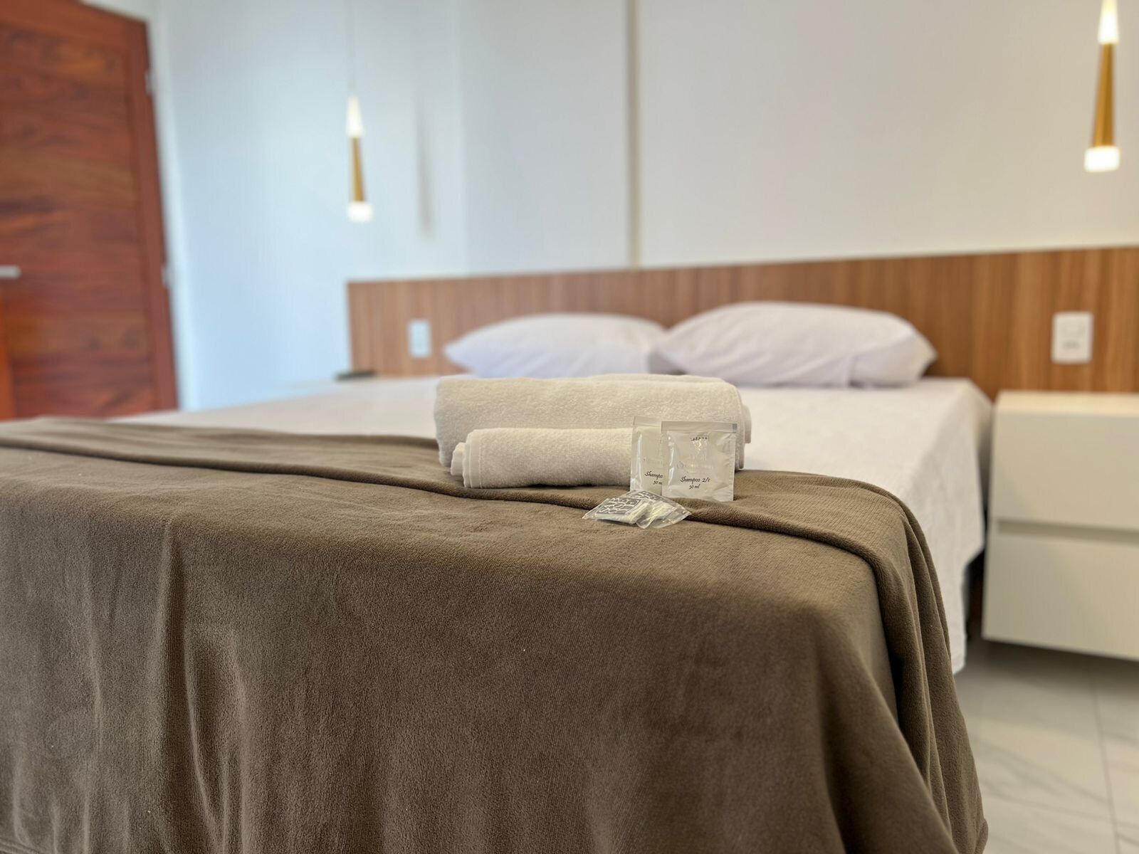 2 bedrooms, iron/ironing board, internet, bed sheets