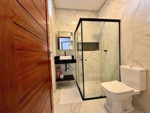 Secador de cabelo, toalhas de banho