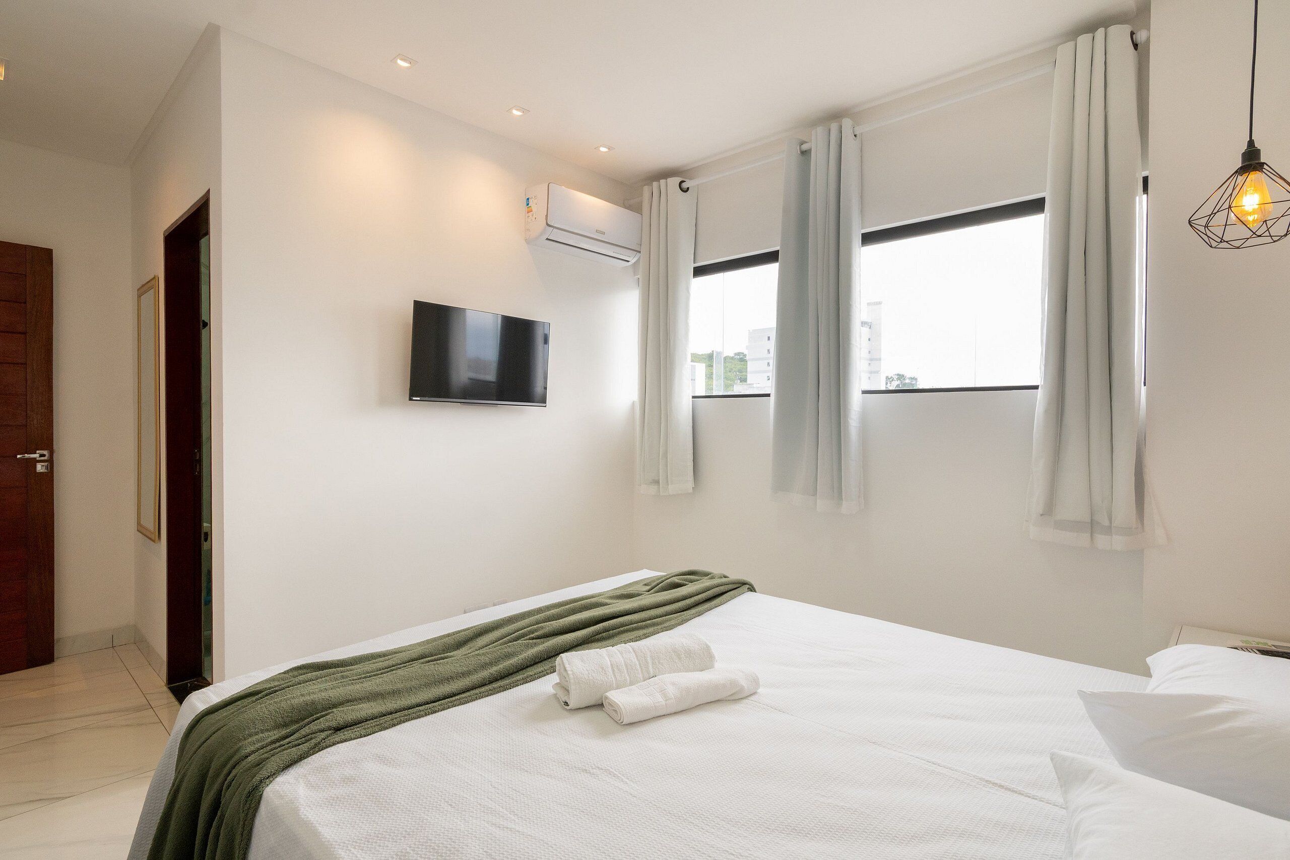 2 bedrooms, iron/ironing board, internet, bed sheets