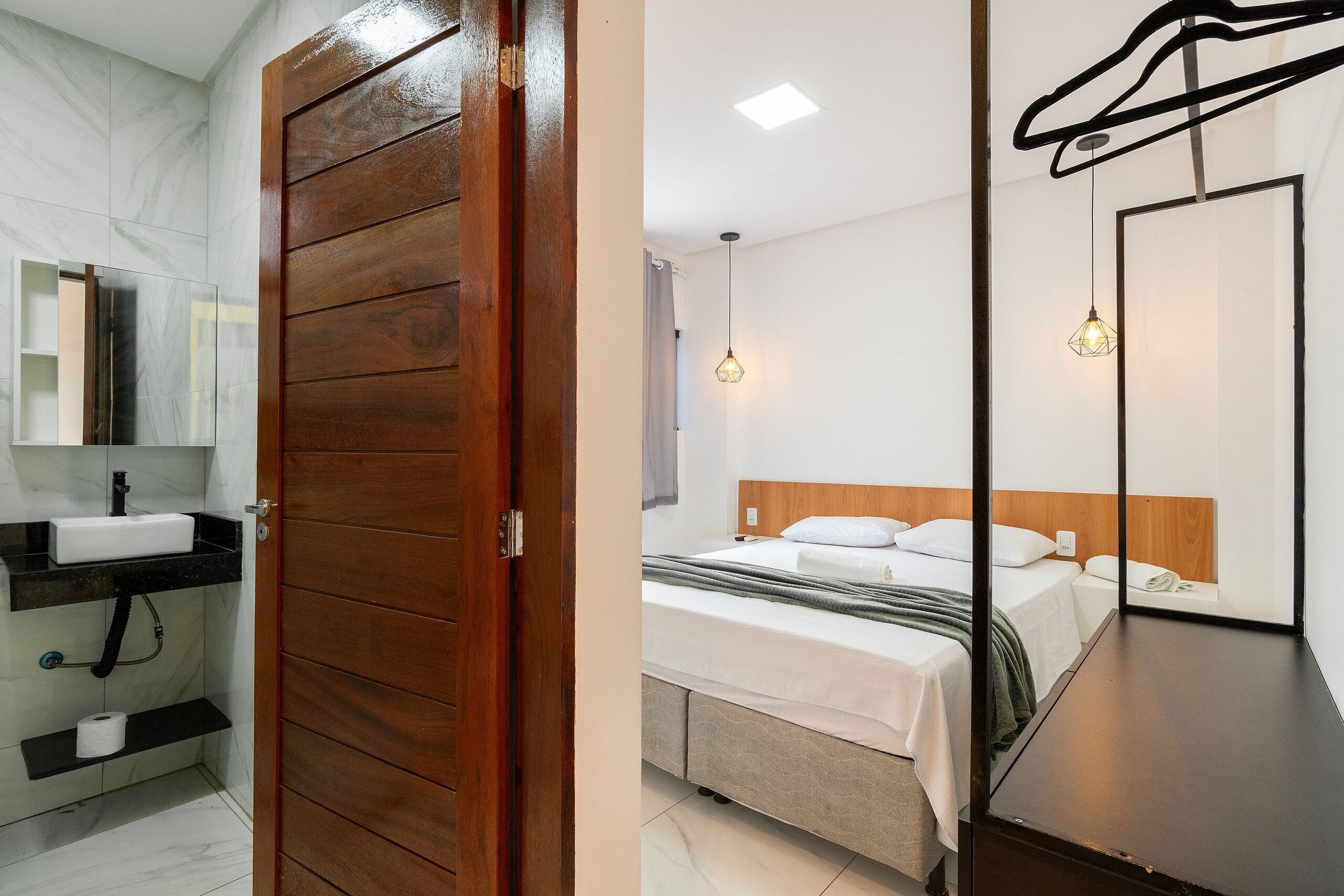 2 quartos, ferros/tábuas de passar roupa, acesso à internet
