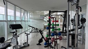 Uma academia com equipamentos de ginástica, amplas janelas e um design moderno e limpo.