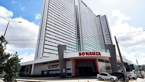 Um edifício alto com o nome 'BONANZA' exibido em destaque na entrada.