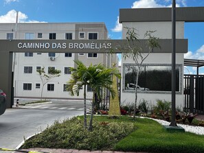 A building with a sign reading 'Caminho das Bromélias.' - Caminho das Bromélias Lodging – Caruaru (Caruaru)