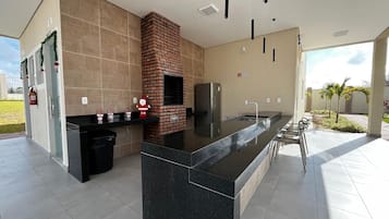 Geladeira, talheres/pratos/utensílios de cozinha
