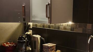 Micro-ondes, plaque de cuisson, cafetiĂšre/bouilloire