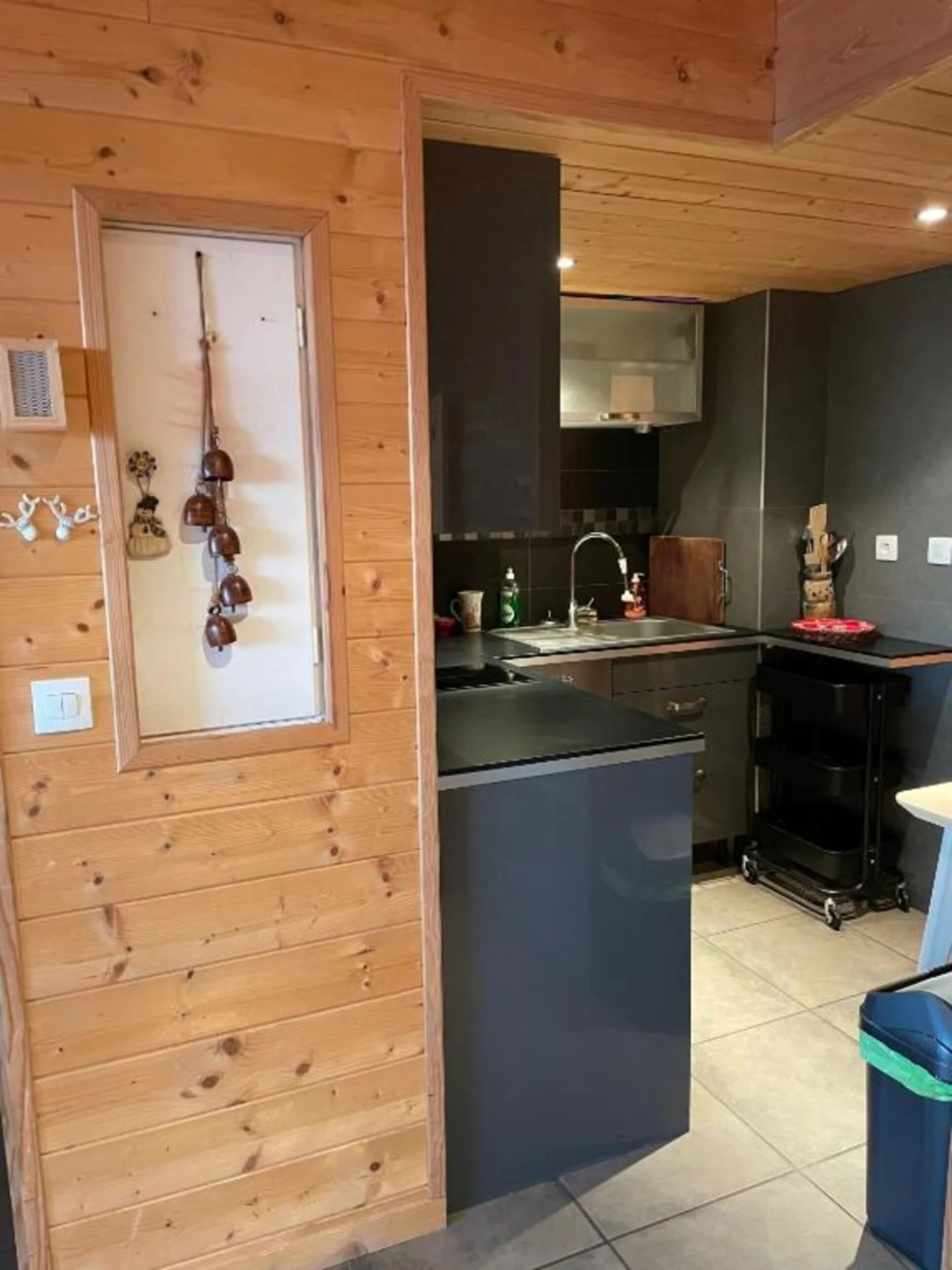 Microondas, placa de cocina, cafetera/tetera, utensilios de cocina