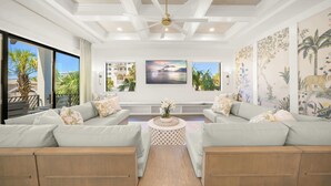Ein geräumiges Wohnzimmer mit zwei Sofas, einem Couchtisch und Kunstwerken an den Wänden.