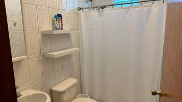 Ducha, secador de pelo, toallas y champú