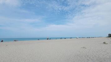 Una spiaggia nelle vicinanze, lettini da mare, teli da spiaggia