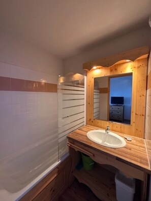 Bathroom - Apartment “La Croix, 205” with Private Balcony, Mountain View – 4-5 Guests (Chamrousse)