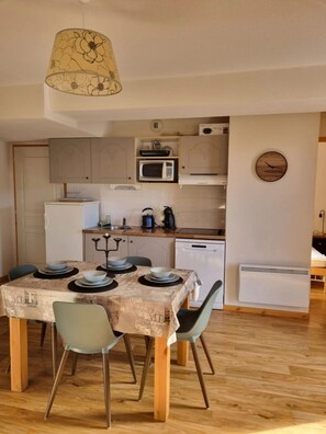 Private kitchen - Apartment “La Croix, 205” with Private Balcony, Mountain View – 4-5 Guests (Chamrousse)