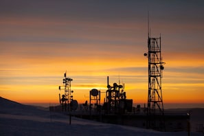 A telecommunications tower complex during sunset. - Studio 'Le Bouquetin 304' for 2 – Les Balcons du Recoin, Chamrousse 1650 (Chamrousse)
