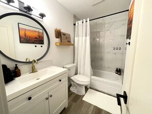 Hair dryer, towels, soap, toilet paper - Southwest Meets Boho Old Town Scottsdale Townhome (Scottsdale)