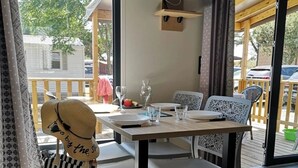 Un comedor con una mesa, sillas y un televisor.