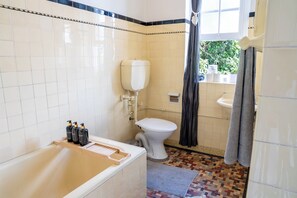 Hair dryer, towels, soap, toilet paper - Boho Chic Studio Apartment, Next to CBD (Darlinghurst)