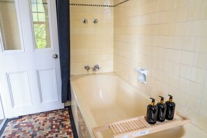 Hair dryer, towels, soap, toilet paper - Boho Chic Studio Apartment, Next to CBD (Darlinghurst)