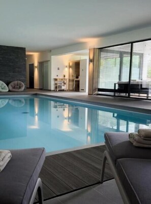 Una piscina cubierta, una piscina climatizada