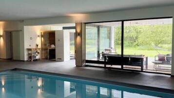 Indendørs pool, opvarmet pool