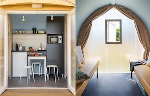 A compact kitchen with a microwave, refrigerator, and bar stools. - Camping 4 étoiles - Piscine  - ccbffab (Saint-Hilaire-de-Riez)