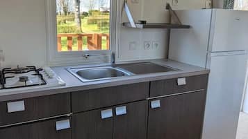 Fridge, microwave, stovetop