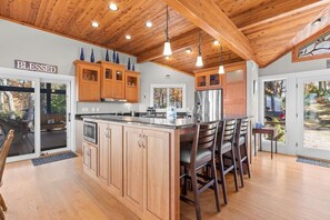 Fridge, microwave, oven, stovetop - Eagleview Adventure Basecamp in Pisgah Forest (Pisgah Forest)