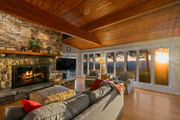 Interior - Eagleview Basecamp | Panoramic Pisgah Forest Views (Pisgah Forest)