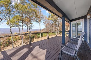 Terrace/patio - Eagleview Adventure Basecamp in Pisgah Forest (Pisgah Forest)