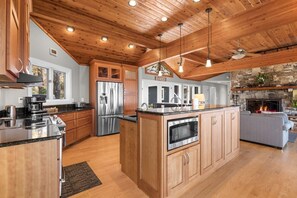 Fridge, microwave, oven, stovetop - Eagleview Adventure Basecamp in Pisgah Forest (Pisgah Forest)