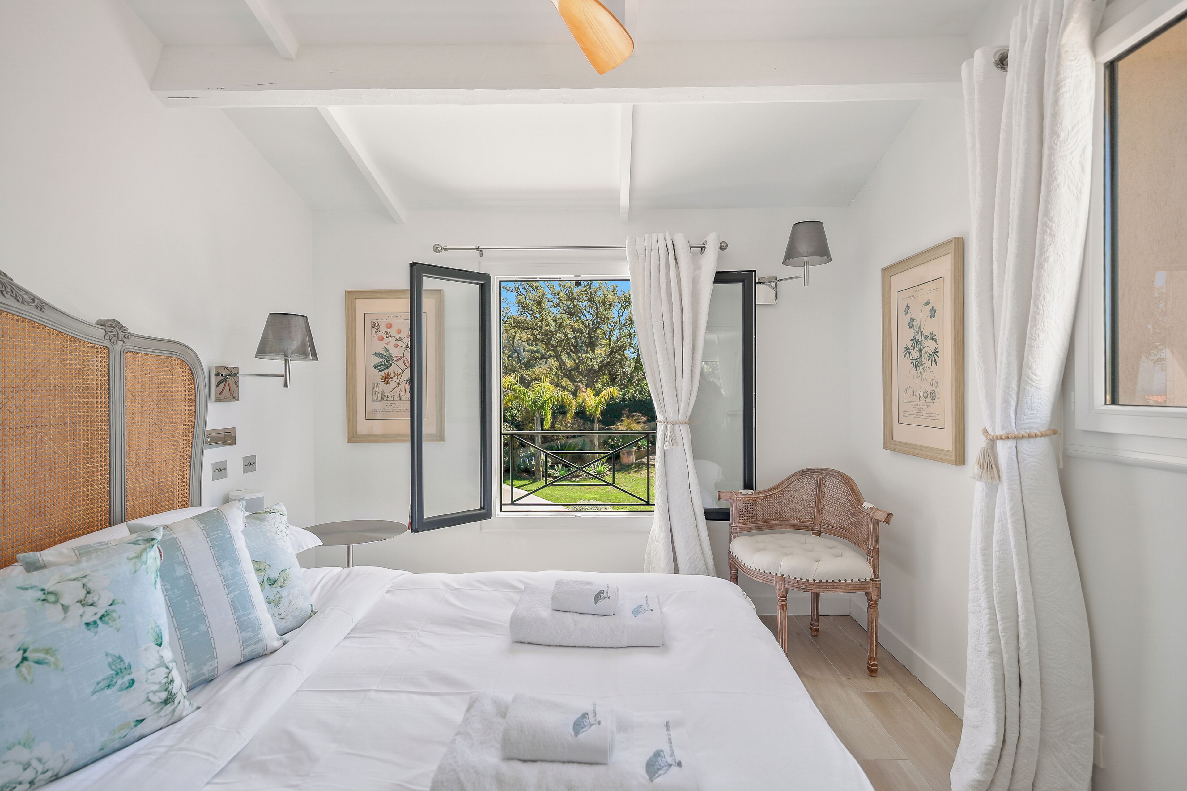 4 bedrooms, desk, iron/ironing board, travel cot