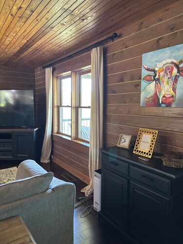 Charming 3-bedroom cabin in tranquil Waterloo "Doc Holiday"