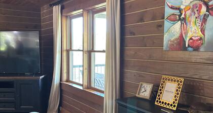 Charming 3-bedroom cabin in tranquil Waterloo "Doc Holiday"