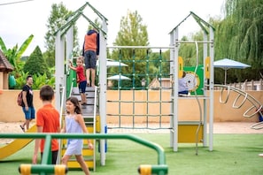 Ein Spielplatz mit Klettergerüsten und einem Netzbereich.
