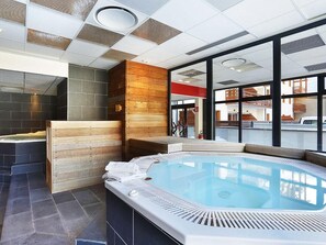 A modern indoor pool area with a hot tub, wooden paneling, and large windows. - 300m from resort center, fitness, sauna, hammam, terrace, balcony, tv, ski locker, 75m² (Briançon)