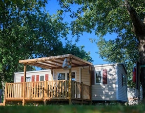 A mobile home with a wooden deck and a satellite dish. - Camping 3 étoiles - Piscine  - ccaf0di (Vensac)