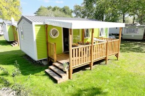 A small, single-story mobile home with a porch and a small deck. - Camping 3 étoiles - Piscine  - ccaf0di (Vensac)