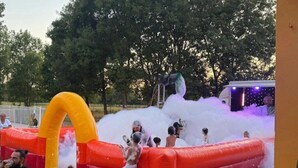 Ein aufblasbarer Wasserpark mit Rutsche und einem gelben Bogen.