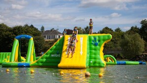 An inflatable water park with slides and a pool. - Camping 3 étoiles - ccbfigd (Ombrée d'Anjou)