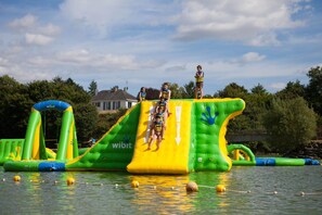 En oppustelig vandpark med rutsjebaner og en pool.