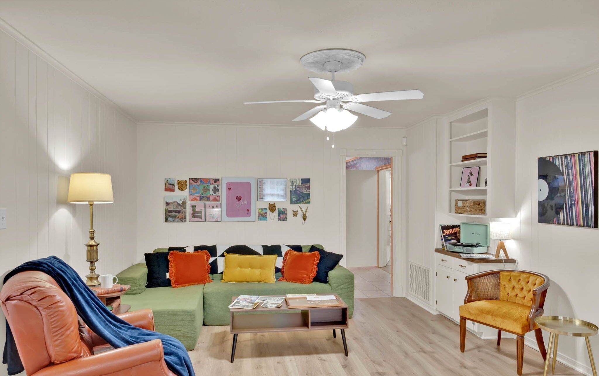 Smart TV, chimenea, libros y biblioteca musical 
