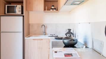 Frigorífico, microondas, placa de cocina y lavavajillas