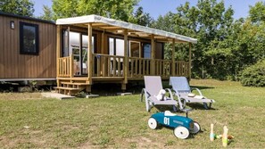 Eine Holzterrasse mit Liegestühlen und einem Spielzeugauto.
