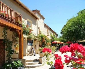 Ein Gebäude mit Balkon, Außenbereich und Topfpflanzen.