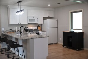 Private kitchen - Spacious 5-bedroom Ranch House in Bellville (Bellville)