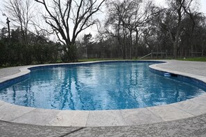 Pool - Spacious 5-bedroom Ranch House in Bellville (Bellville)