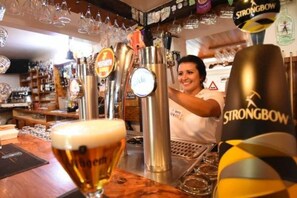 A bar area with a tap labeled 'STRONGBOW' and a glass of beer. - Camping 4 étoiles - Parc aquatique - ccbfiad (La Romieu)